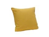 En almindelig gul firkantet pude med en blød stofstruktur, vist mod en hvid baggrund.