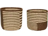 To flettede kurve med vandrette brune og beige striber, placeret side om side mod en hvid baggrund.