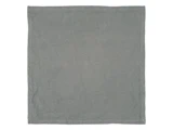 En almindelig, firkantet, grå stofserviet er lagt fladt mod en hvid baggrund.