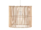 Cylindrisk pendel lavet af lodrette, jævnt fordelte, naturlige træstænger med en synlig pære i midten, der hænger i en hvid ledning.