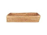 En rektangulær, lav kurve af lysebrunt, flettet materiale, vist på en almindelig hvid baggrund.