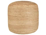 En rund, vævet puf i naturfiber med en lys solbrun farve, vist mod en almindelig hvid baggrund.