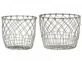 To tomme trådkurve med et mønster på kryds og tværs, den ene lidt mindre end den anden, placeret side om side på en hvid baggrund.