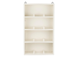 En hvid, rektangulær væghylde i træ med fire rækker og små skillevægge, designet til at udstille eller organisere ting.