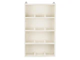 En hvid, rektangulær væghylde i træ med fire rækker og små skillevægge, designet til at udstille eller organisere ting.