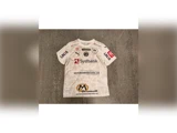 Hvid fodboldtrøje med forskellige sponsorlogoer, herunder Sydbank, på forsiden og ærmerne.