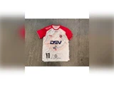 Hvid og rød kortærmet sportstrøje med forskellige firmalogoer og nummeret 11 på forsiden.