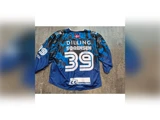 Blå og sort sportstrøje med »Sørensen« og nummer 39 på ryggen, sponsorlogoer og et lille dansk flag over navnet.