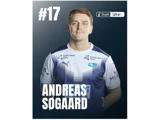 En mand i en blå og hvid sportstrøje med nummer 17 og teksten »Andreas Sogaard« på billedet står med ansigtet vendt fremad. Sloth Wear-logoet ses i øverste højre hjørne.