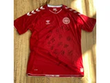 Fodboldlandsholdstrøje med autografer fra hele det danske herrelandshold