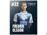 En mandlig fodboldspiller i en blå og hvid trøje med nummer 32, Fredrik Olsson, og sponsorlogoer står foran en mørk baggrund med teksten »ESSENTIALS« øverst til højre.