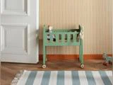 Kid's Concept, Carl Larsson, Dukkeseng m. Dyne & pude, Grøn, Træ, H:50 × B:34 × L:52,5 cm