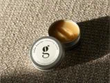 Åben dåse med Calm Barrier-rensende balsam med en cirkulær etiket med bogstavet g og teksten vegan | allergivenlig | 30 ml.