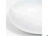 En hvid keramisk skål med et diskret præget logo på siden.