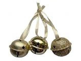 Tre jingle bells med stjerneformede udskæringer, der hænger i cremefarvede bånd.