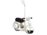Et juletræspynt i form af en sølvfarvet scooter med et sort sæde.