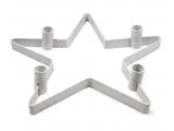 Stjerneformet lysestage i metal med fire cylindriske lysholder.