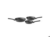Tre sorte non-stick-stegepander i forskellige størrelser.