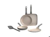 Et køkkengrejssæt bestående af en rund stegepande, en firkantet grillpande, en mindre stegepande, en flad crêpepande og en spatel med huller.