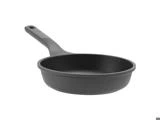 Sort non-stick stegepande med et langt håndtag.