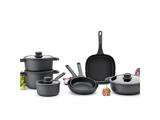 Et sæt mørkegråt non-stick-kogegrej bestående af gryder med låg, en stegepande og en firkantet grillpande, anrettet med friske råvarer.
