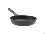 Sort non-stick stegepande med et langt håndtag.