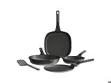 Et sæt sort non-stick-kogegrej bestående af en firkantet grillpande, to runde stegepander, en bageplade og en vendespade med huller.