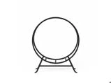 Et cirkelformet brændestativ i sort metal med et minimalistisk design, der står på fire korte ben, fotograferet foran en ensfarvet hvid baggrund.