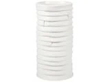 En høj, hvid keramisk vase med en ujævn, riflet overflade, der minder om stablede ringe eller spiraler.