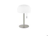 Moderne bordlampe med en rund, hvid, riflet lampeskærm, en slank metalfod og en tænd/sluk-kæde, fotograferet på en hvid baggrund.