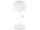 Moderne hvid bordlampe med en kuppelformet, riflet lampeskærm, et lige stativ, en rund fod og en tænd/sluk-kæde.