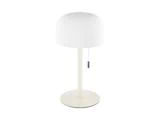 En moderne hvid bordlampe med en kuppelformet, ribbet lampeskærm, et slankt stativ, en rund fod og en tænd/sluk-kæde.