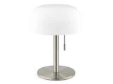 Moderne bordlampe med en hvid, kuppelformet lampeskærm og en fod af børstet metal, udstyret med en trækafbryder, der hænger ned fra siden af lampestativet.