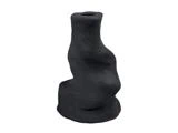 En sort, abstrakt og buet keramisk vase med en uregelmæssig, struktureret overflade, vist på en hvid baggrund.
