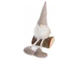 En dekorativ nisse med en høj beige hat og hvidt skæg, der sidder på et stykke træstamme.