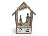 Julekalender i form af et træhus med et rensdyr, to små juletræer og nummererede klodser, der går op til 24.