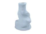 En hvid, abstrakt keramisk vase med en ujævn, skulpturel form og en lille åbning øverst.
