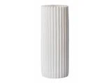 En cylindrisk hvid vase med lodrette riller.