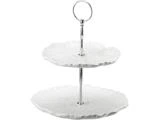 Hvidt serveringsstativ i to etager med bølget kantede, blomsterformede tallerkener og et håndtag i sølvfarvet metal i midten.