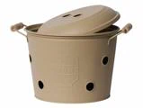 Beige opbevaringsbeholder af metal til løg med ventilationshuller, et låg og to sidehåndtag med træhåndtag.
