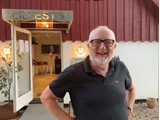 En middag med Peter Aalbæk i hans forsamlingshus – tilberedt af Per Hallundbæk.