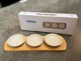 2 sæt Shoku serveringssæt i soft beige bambus og stentøj fra Villa Collection