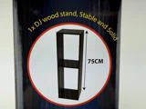 Et sort rektangulært DJ-træstativ, 75 cm højt, er vist inde i en rød cirkel med en tekst over, hvor der står 1x DJ-træstativ, Stable and Solid.
