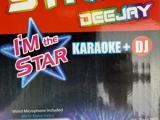 Farverig boks med teksten IM the STAR, KARAOKE + DJ og DEEJAY på en skinnende baggrund. Nederst står der, at der medfølger en mikrofon med ledning.
