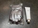 Fodscrub m. rolig cedertræ & 2 stk. Moisturising handsker m. e-vitamin fra Meraki