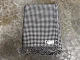 Paloma-2 plaid i sort og hvid i 80% uld og 20% silke fra Silkeborg Uldspinderi