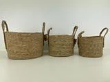 Tre flettede kurve i forskellige størrelser med håndtag, arrangeret i en række på en hvid overflade mod en almindelig hvid baggrund.