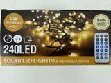 Boks til solcelle-LED-belysning med 240 LED'er, USB-opladelig, varm hvid farve, velegnet til indendørs og udendørs brug, og inkluderer en fjernbetjening.