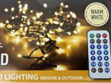 En fjernbetjening og en række varmhvide lyskæder, der lyser op, med WARM WHITE skrevet i en gul cirkel på emballagen.