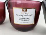 Et rødt glaslys mærket Treewick Crackling candle light, Blossom & Wild Berry, duftlys, trævæge, brænder 50 timer.